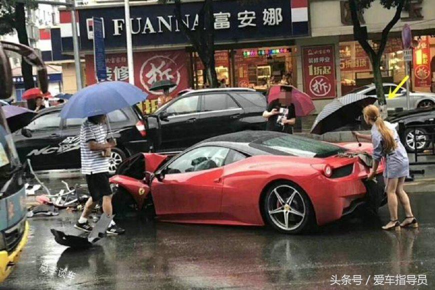 两名18岁小伙租法拉利撞车,女子租法拉利撞马自达