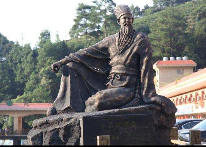 苏轼与高俅谁官职大,水浒中有写高俅和苏轼的关系吗