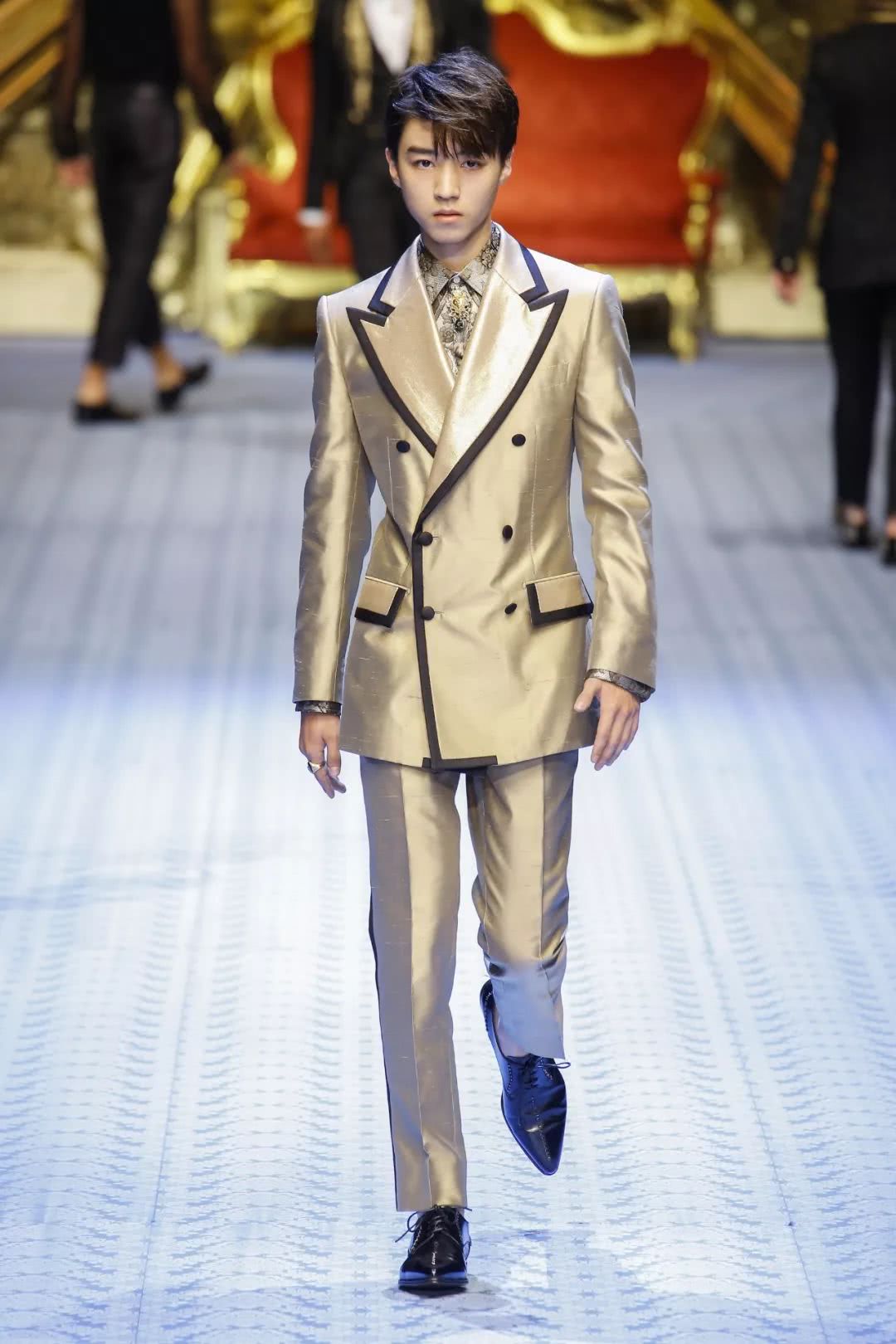 2019春夏男装走秀前试装王俊凯,王俊凯红衣时装周