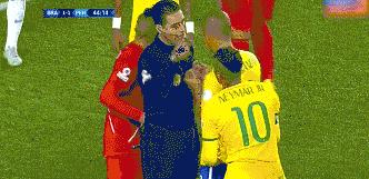 内马尔吃黄牌,内马尔戴面具被罚黄牌