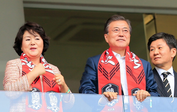 文在寅安慰孙兴慜,孙兴慜哭了德布劳内安慰