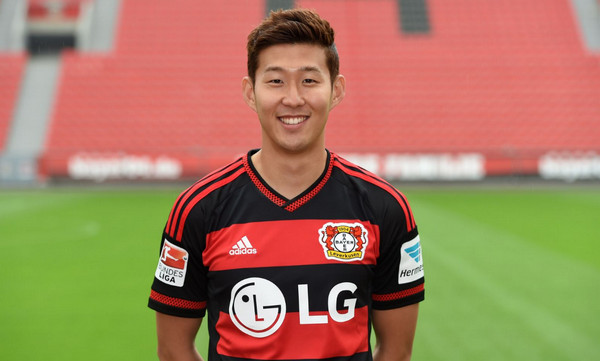 文在寅安慰孙兴慜,孙兴慜哭了德布劳内安慰