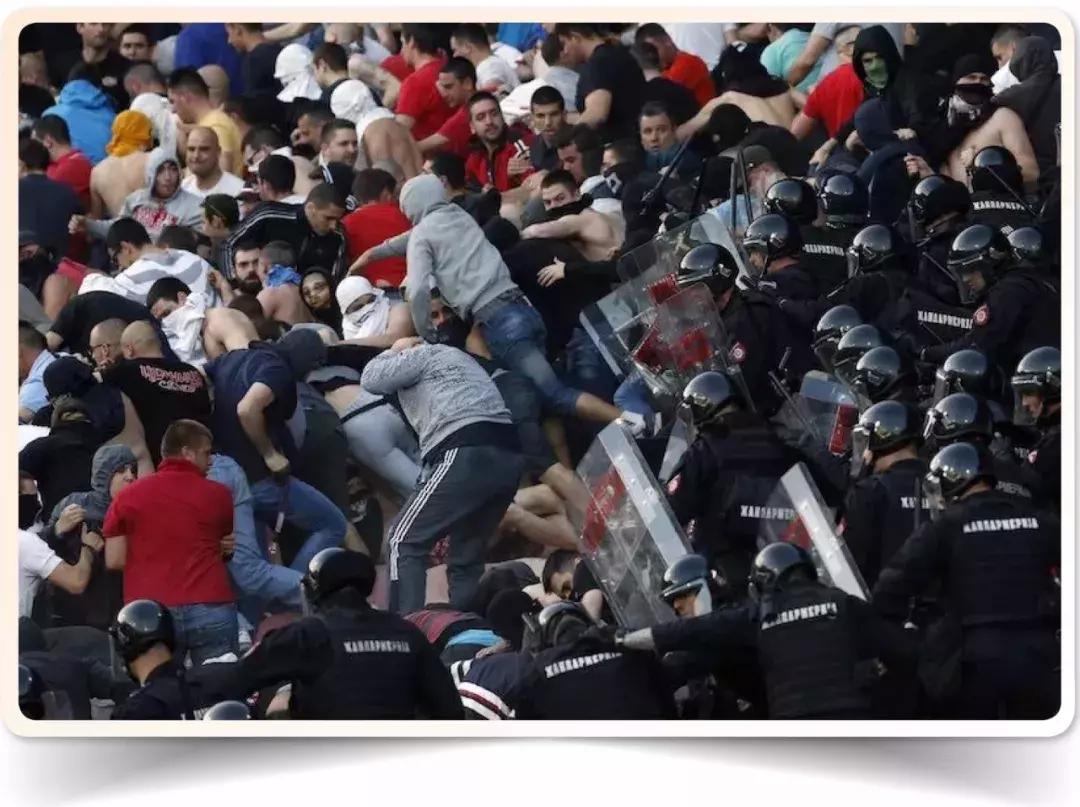 俄罗斯妹子为何想当足球流氓？