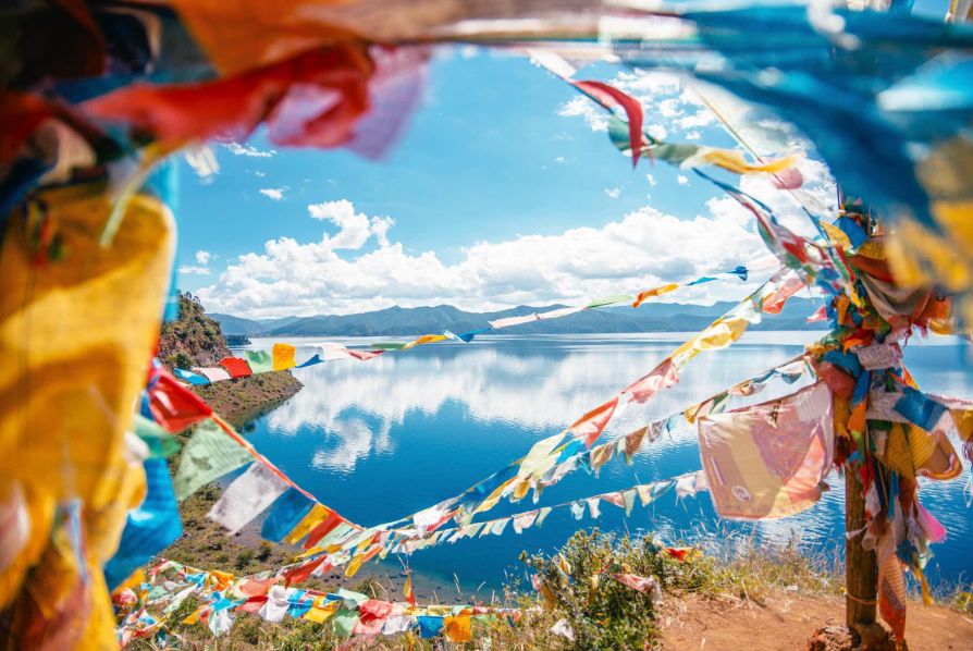 驻足眼前美景,泸沽湖的静谧之美