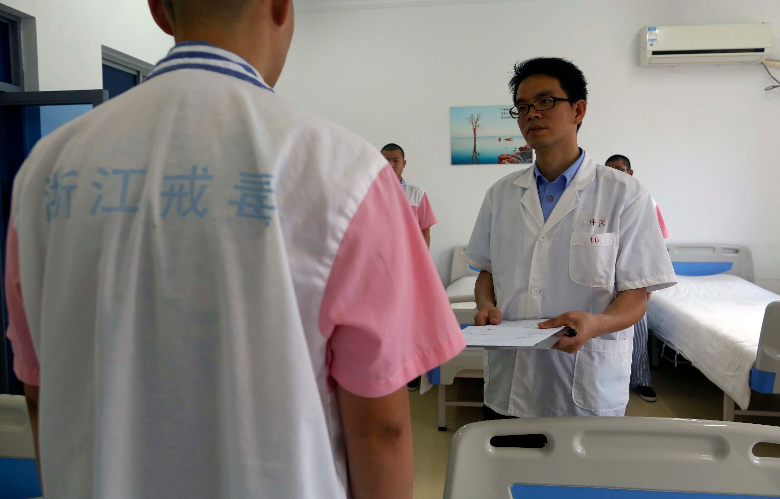 这位戒毒医生18年帮助15000人解除毒瘾,有人磕头谢恩