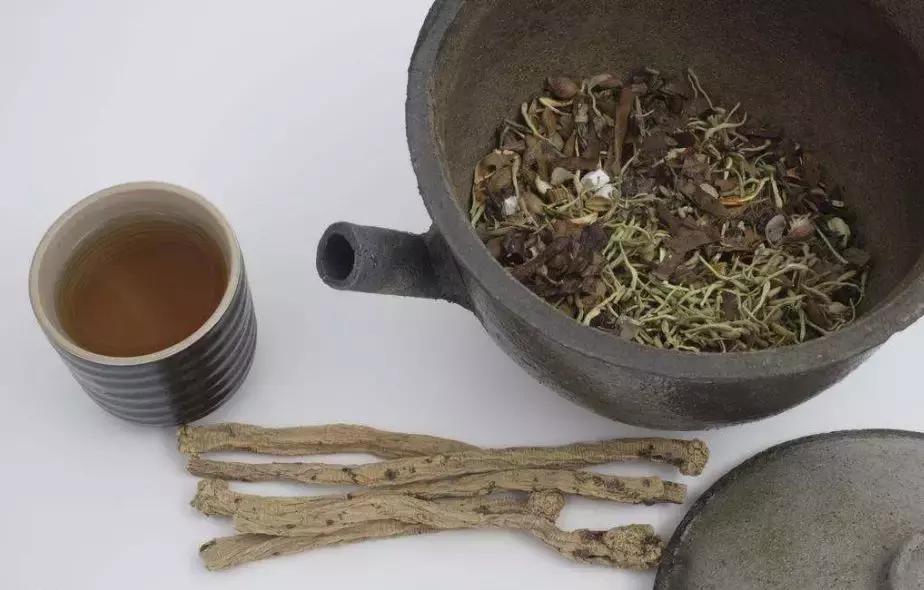 为什么不能用矿泉水吃药,吃药可以用矿泉水喝吗