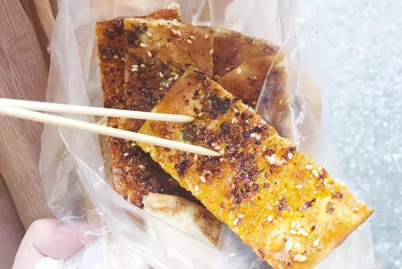 武汉美食必吃推荐粮道街饼夹烧卖,武汉一元路怪味烧饼几点开门