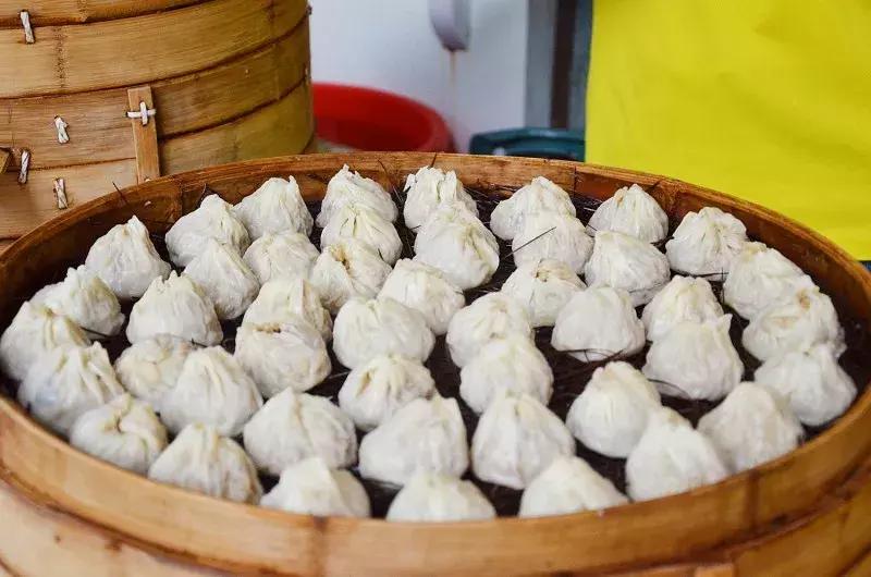 武汉美食必吃推荐粮道街饼夹烧卖,武汉一元路怪味烧饼几点开门