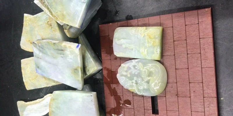 朋友淘的一公斤翡翠原石,朋友买了块玉石