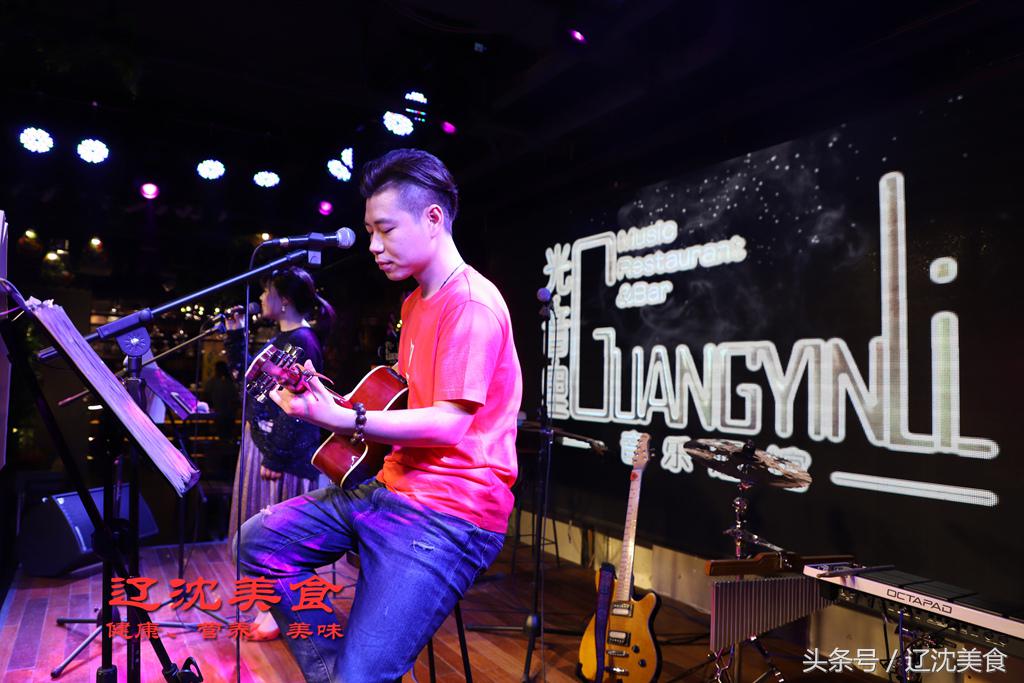 音乐配美食如歌如戏，酒吧加上串串香是一种什么样的体验