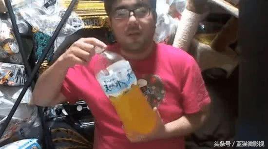 用辣椒酱泡澡24小时,国外小哥用13桶辣椒酱泡澡