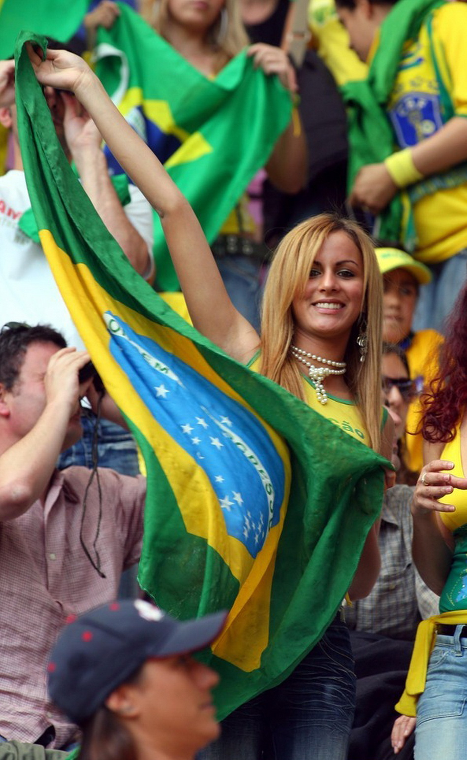 篮球场看台上的吸睛美女,中超看台美女球迷吸睛