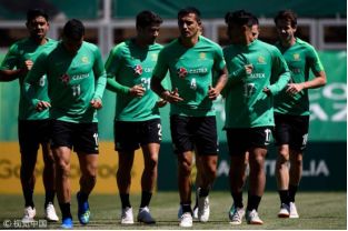 梅西再次带队夺取大力神杯,梅西首战展示大力神杯