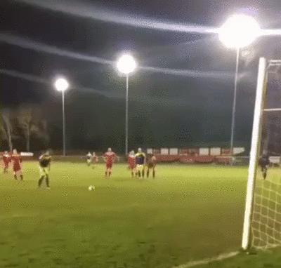 足球场上的搞笑瞬间图片,2022足球搞笑动图