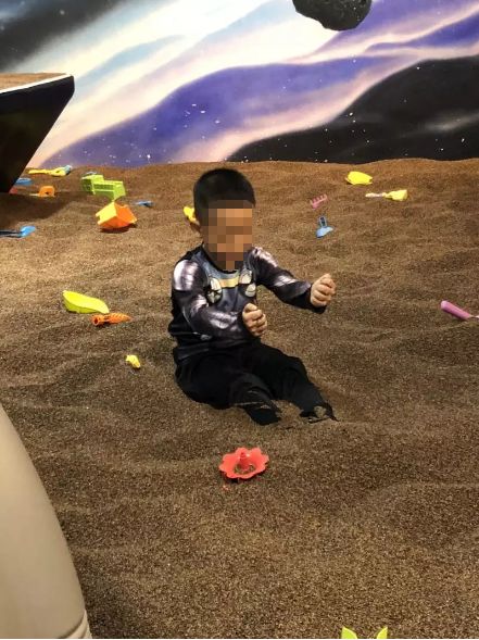 小孩子打嗝耳朵震痛,4岁男孩打嗝耳朵疼