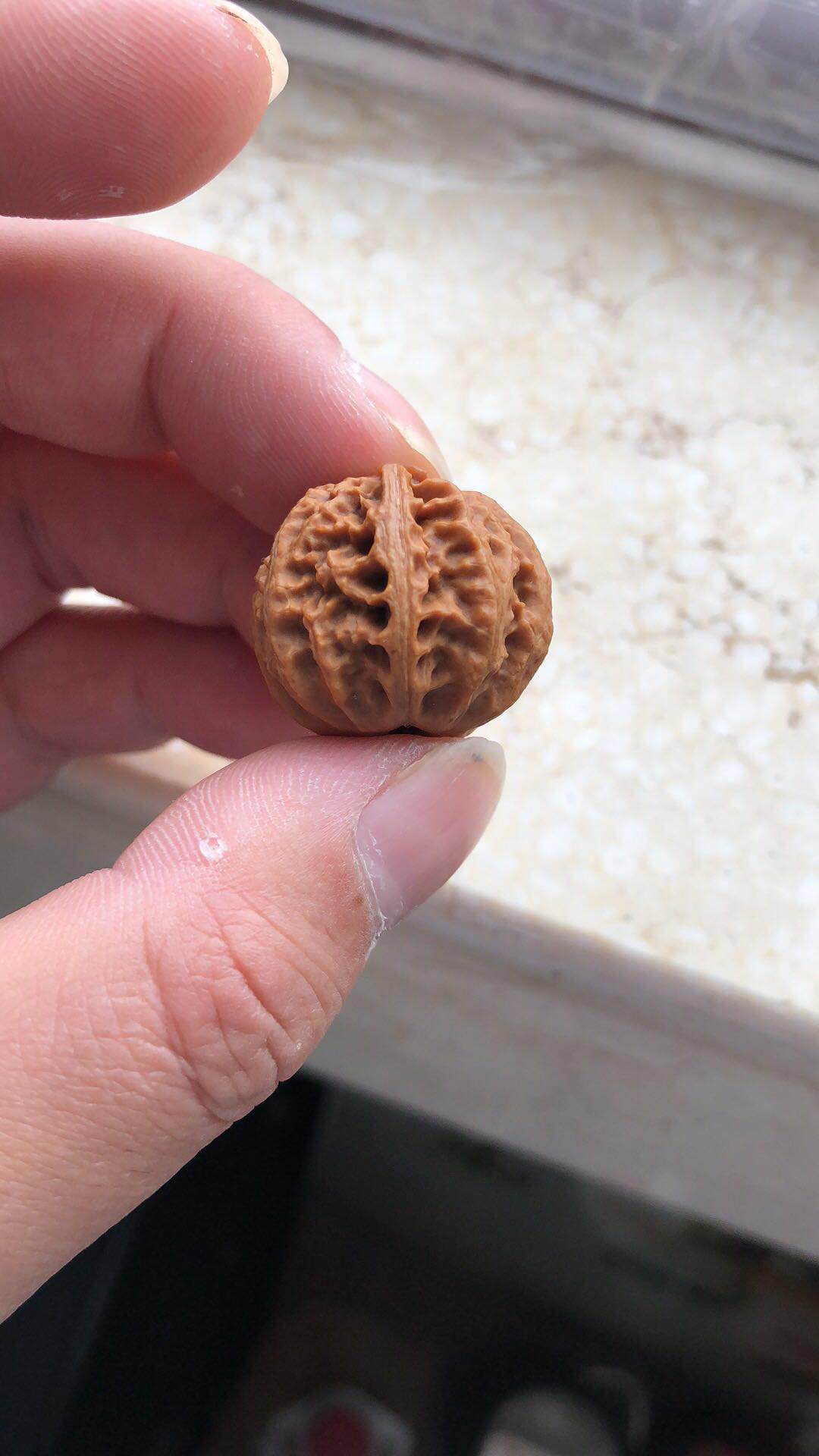 文玩市场淘鬼脸小核桃手串,十棱文玩小核桃手串哪产的