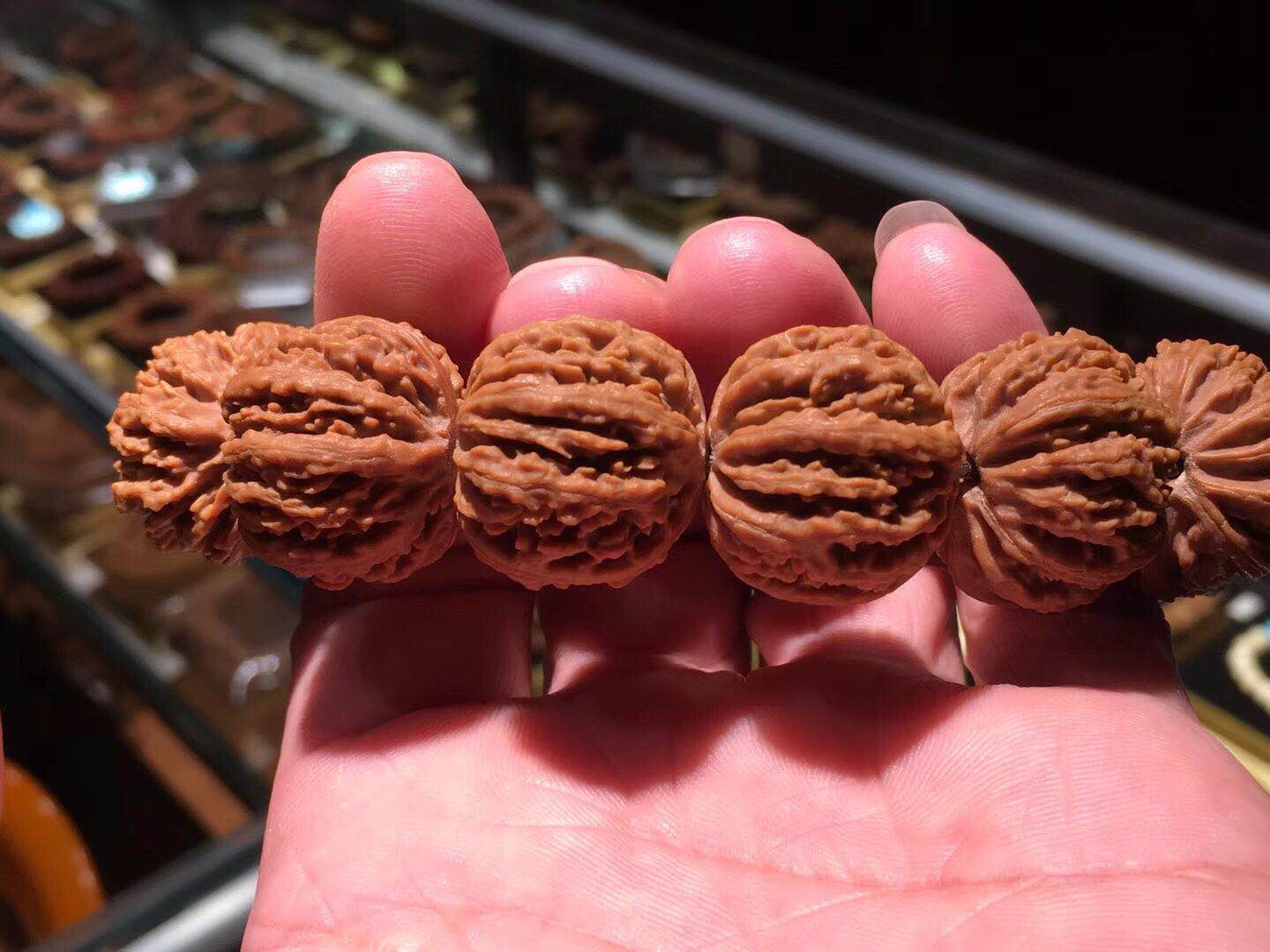 文玩市场淘鬼脸小核桃手串,十棱文玩小核桃手串哪产的