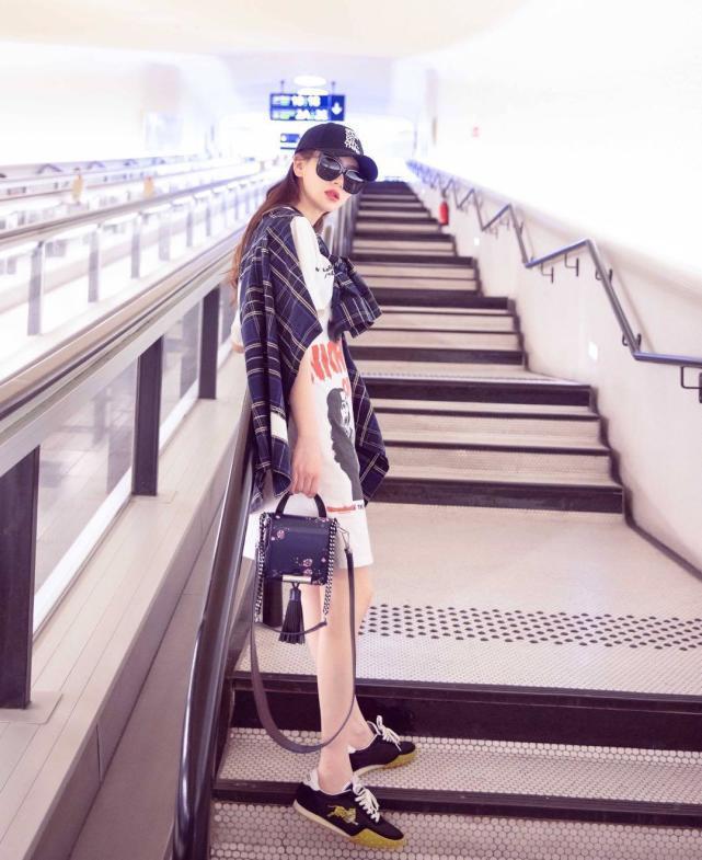 戚薇衬衫写真,戚薇穿搭格纹衬衣