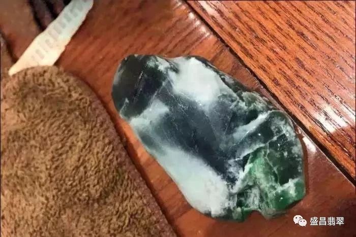 栩栩如生的翡翠原石居然被当做花盆底座