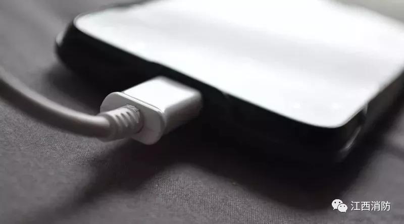 男子把手机放在枕头下面导致爆炸,男子睡觉时手机爆炸