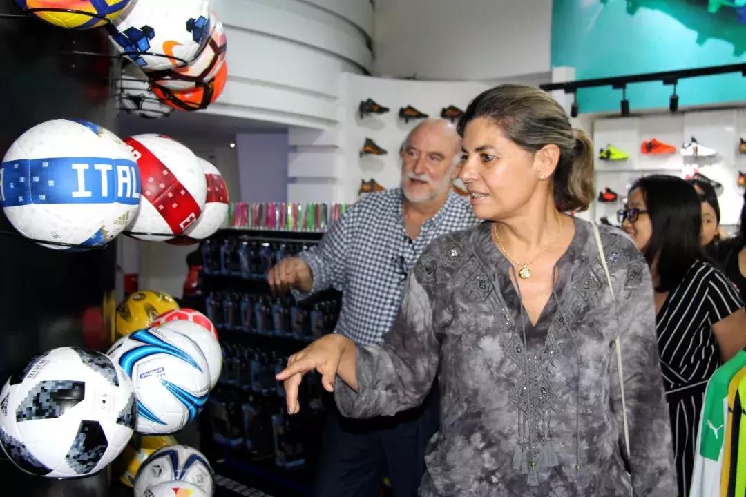 乌拉圭拉瓦耶哈省长考察皇家贝里斯足球俱乐部！