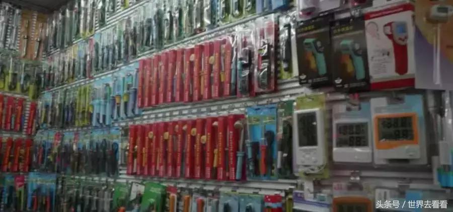 老外逛华强北组装苹果手机,外国人华强北组装苹果