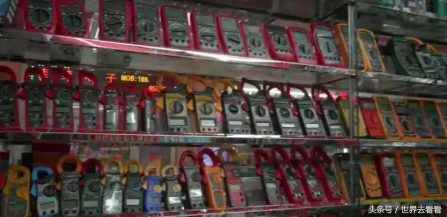 老外逛华强北组装苹果手机,外国人华强北组装苹果