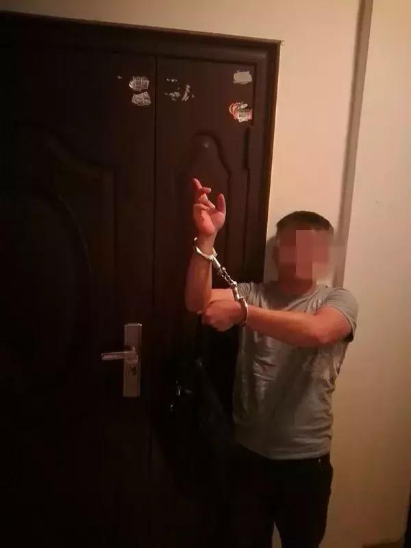 刑警支队破获一起网络贩枪案件,破获特大贩枪