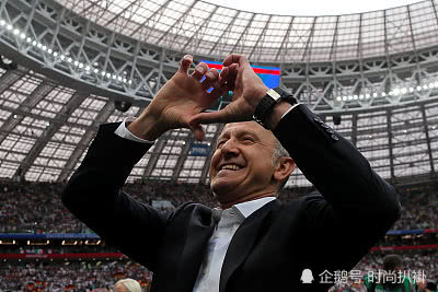 足球手部动作,各国足球教练帅气