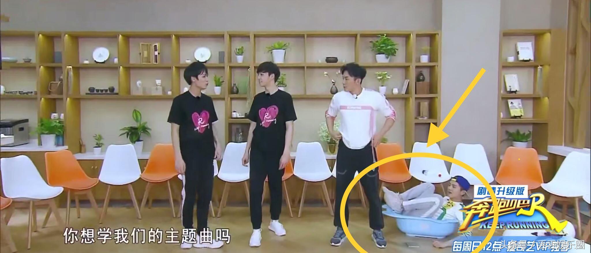 李晨跳舞整段垮掉，尴尬的躺地上，谁注意到鹿晗在干嘛？真会玩