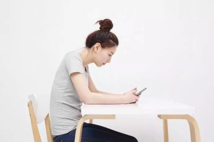 颈椎病引起脖子右侧筋疼要警惕,颈椎病不可忽视的胸椎问题