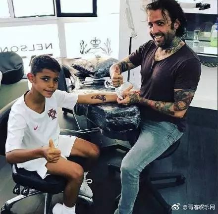 确认过，这些萌子们的足球天赋已得球星老爸们的真传！你更看好哪位萌娃的球技？