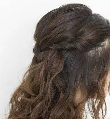 烫发后怎样扎头发好看,短烫发没有刘海怎么半扎头发好看