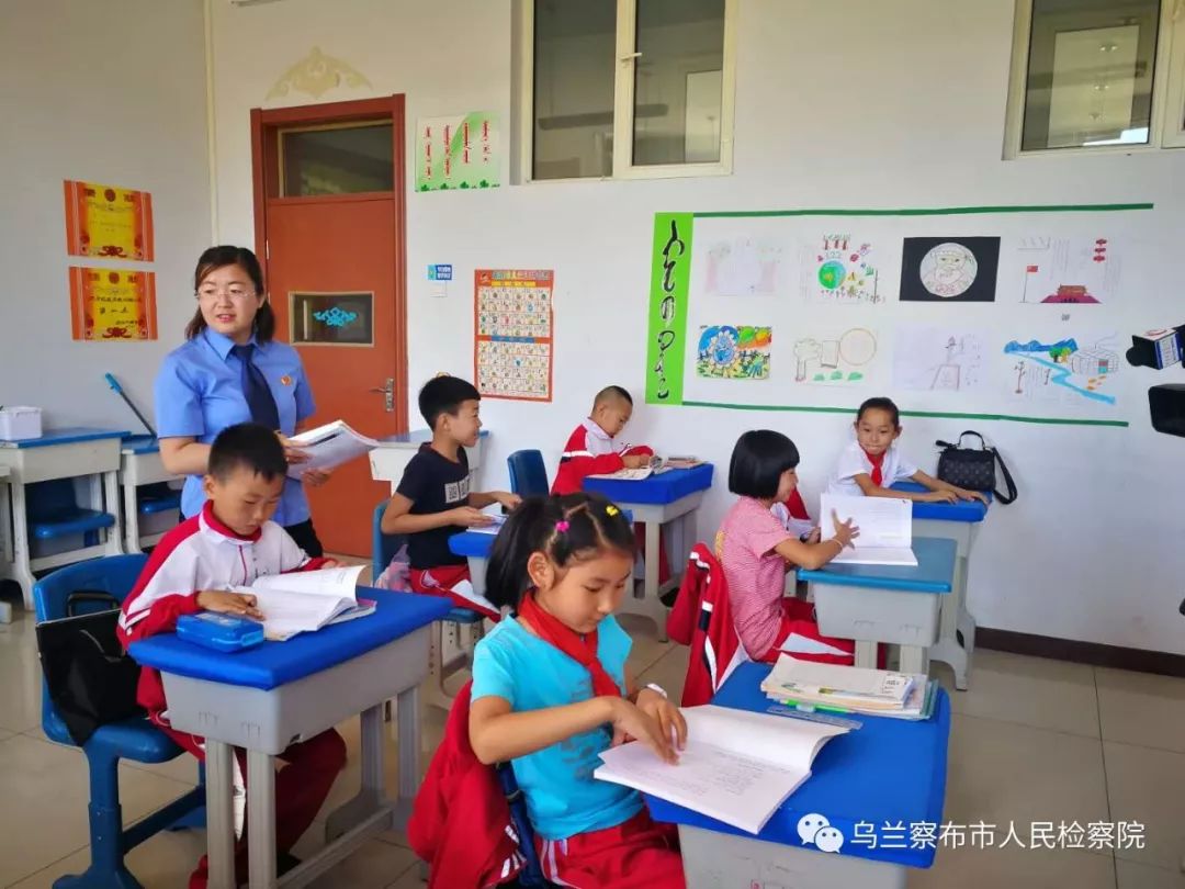 书香进草原乌兰察布市检察机关开展《普法宣传教育丛书（蒙古文）》送基层活动