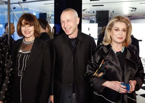 prada鍐嶇敓绯诲垪,prada鎹㈡帉闂ㄤ汉