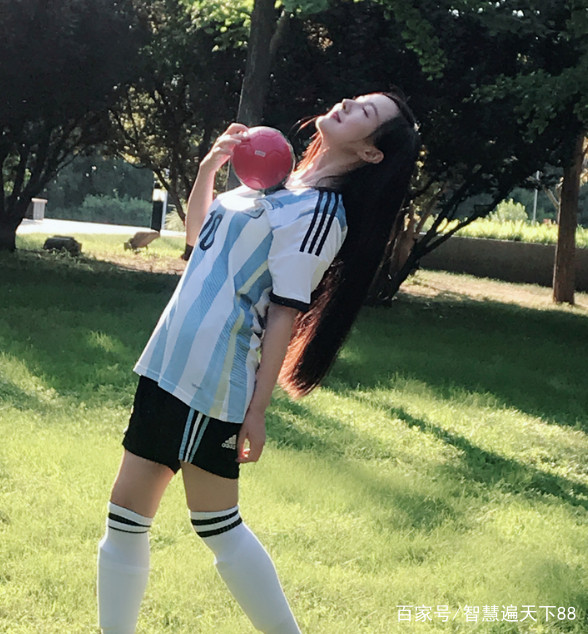 干露露化身足球宝贝,拍写真力挺阿根廷,十分性感!