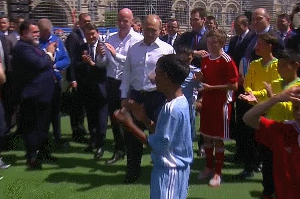 普京射门,普京一人挑战半个球的震撼视频