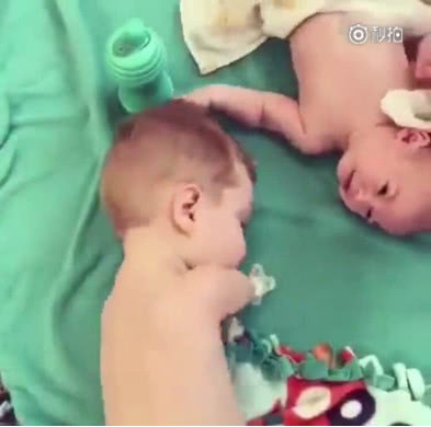 弟弟哭了，没有手臂的哥哥叼奶嘴到他嘴里，被网友赞为折翼天使