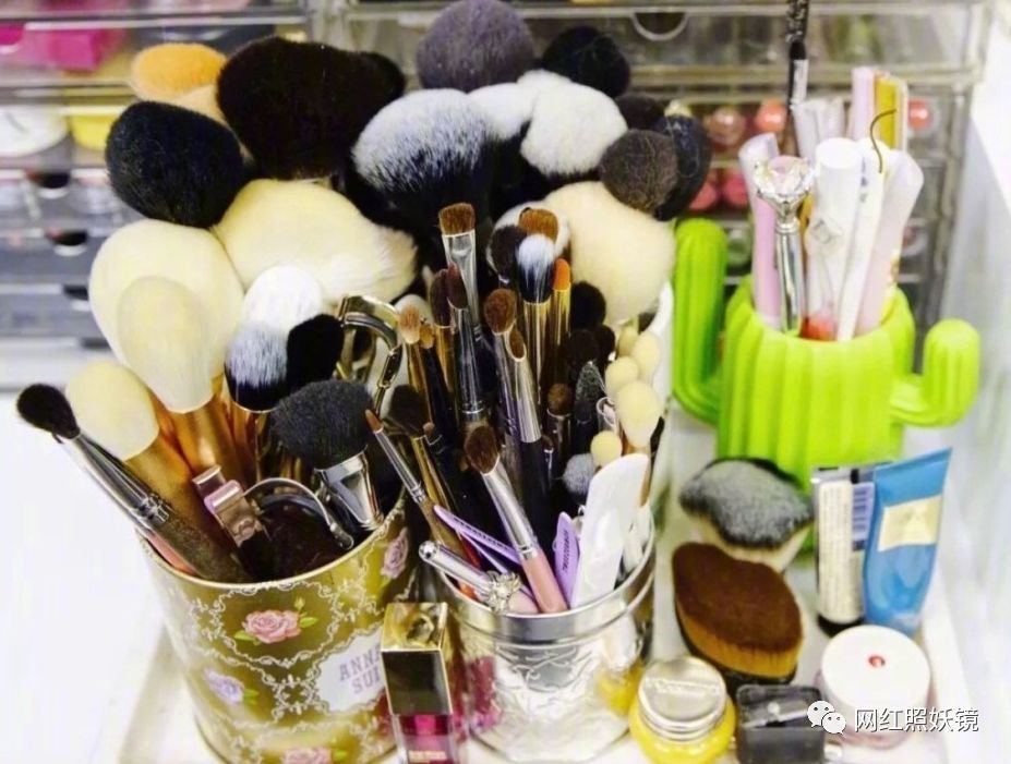 张辛苑用的化妆品,张辛苑化妆台图片