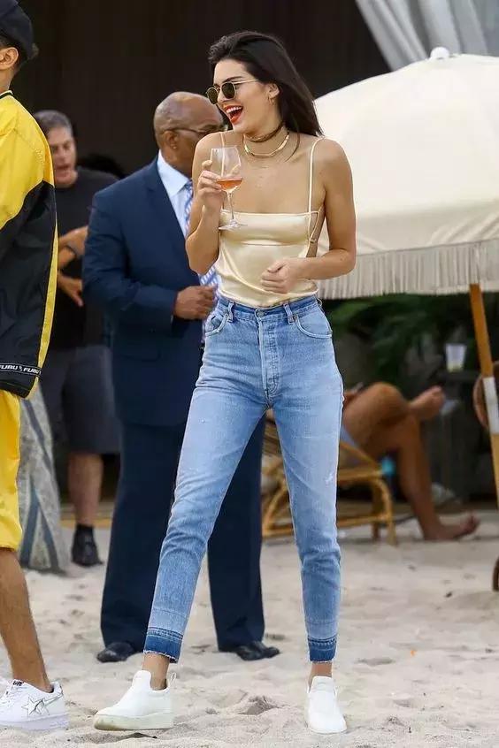 夏季穿搭无肩带内衣美出高级感,夏季穿搭中性风内衣外穿