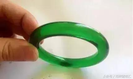 月薪3000小伙拿啤酒瓶做出上亿帝王绿手镯送女友,骚年好手艺!