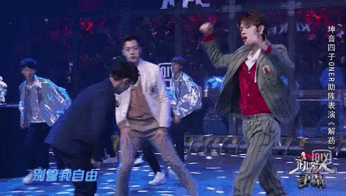 机器人格斗打得好，Angelababy主动给微信号？