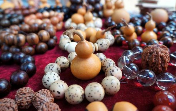 男士戴什么材质手串对身体最好,小叶紫檀手串男士适合戴哪个手