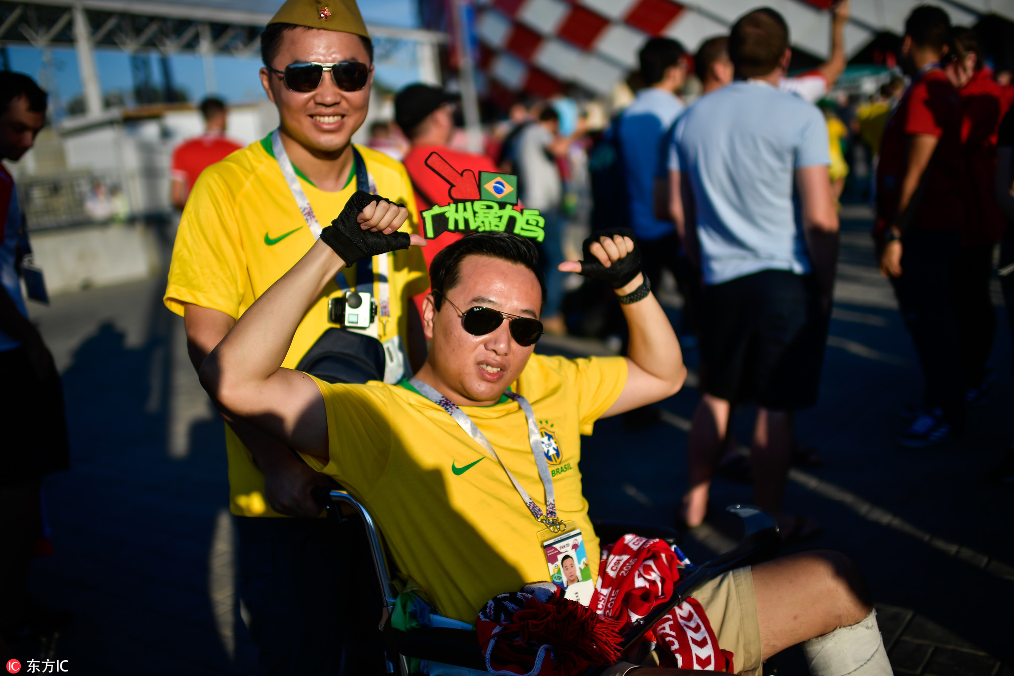 燃情奋战十余天,晒得比内马尔还黑,但他们的照片美炸了