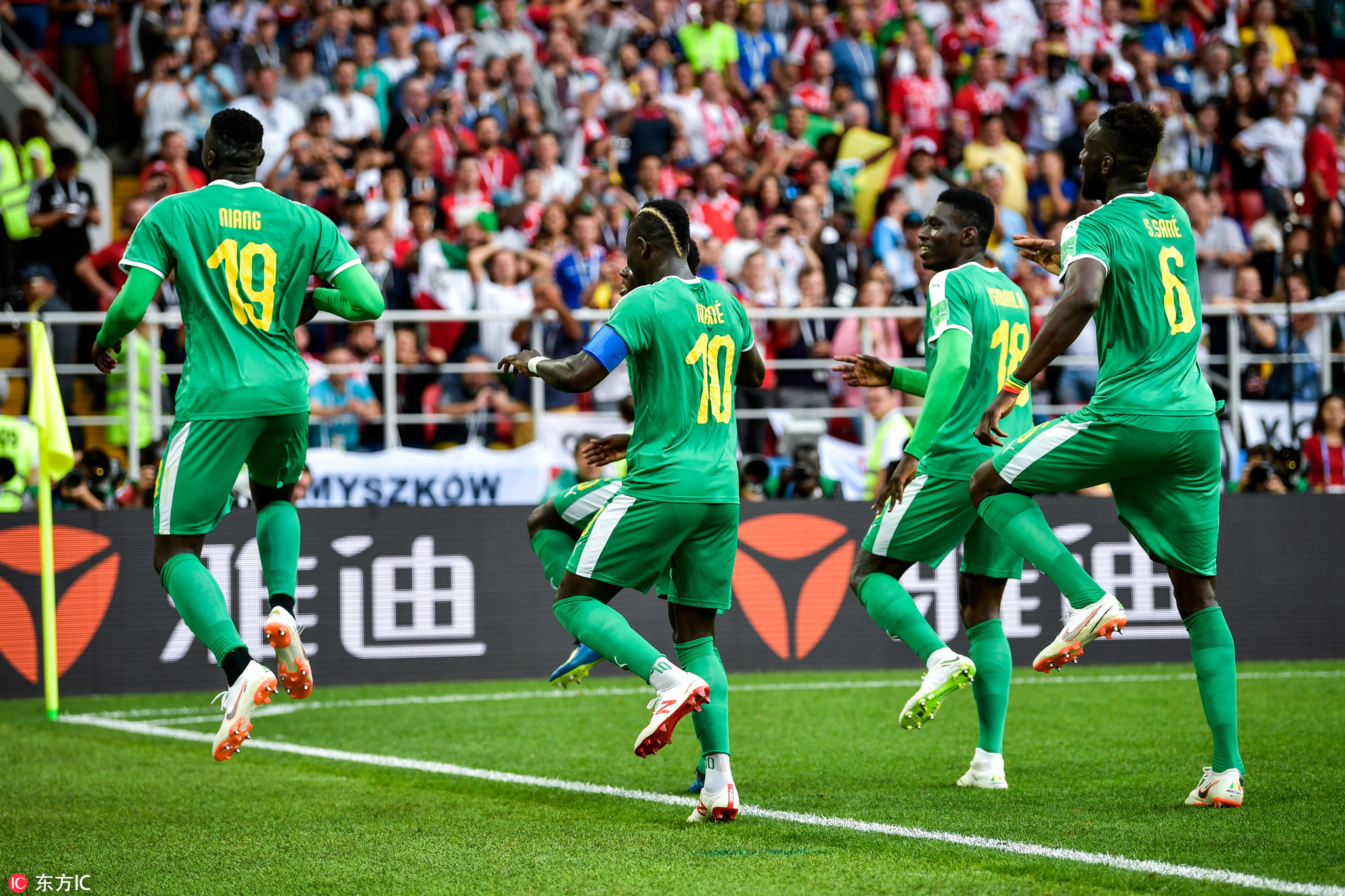 燃情奋战十余天,晒得比内马尔还黑,但他们的照片美炸了