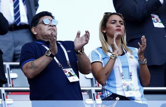 马拉多纳57岁聚会,马拉多纳和女友接吻