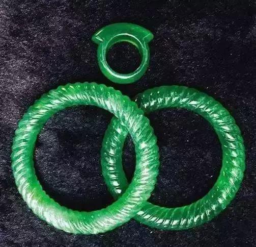 戴翡翠手镯搭配什么饰品,翡翠首饰如何搭配更显美丽与年轻