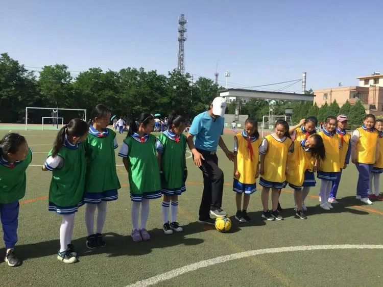 小学五人制女子足球比赛,实验小学足球比赛女生