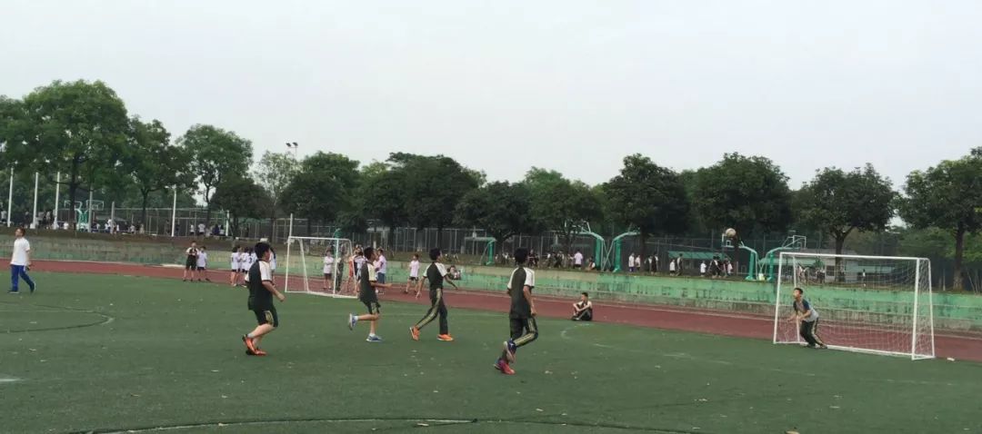 松山湖两名足球小将亮相世界杯,与内马尔、厄齐尔等球星面对面!