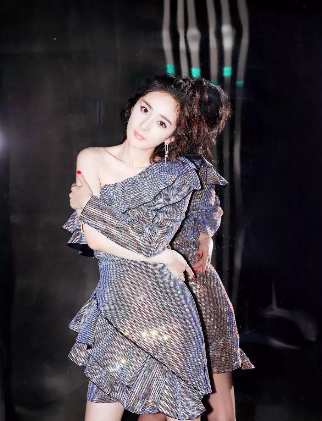 白皮肤比基尼夏日装,露肤装